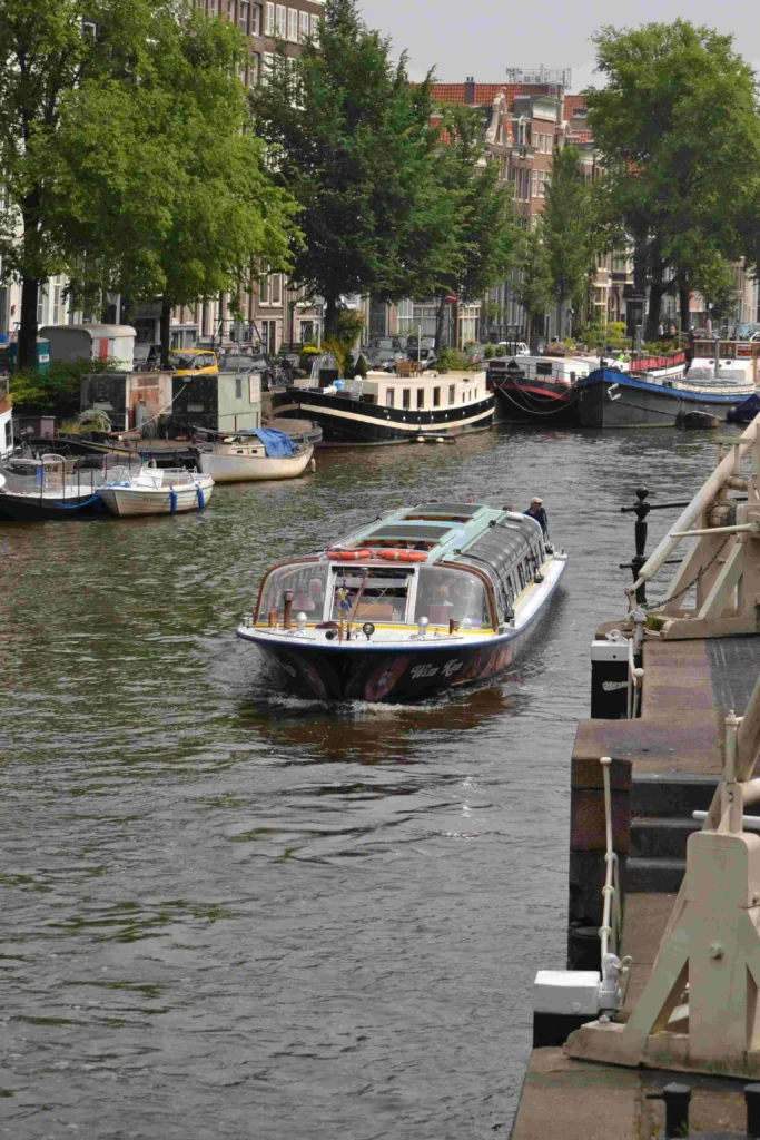 Amsterdam – Canals | Travel Guide D3101485 c rotated 683x1024